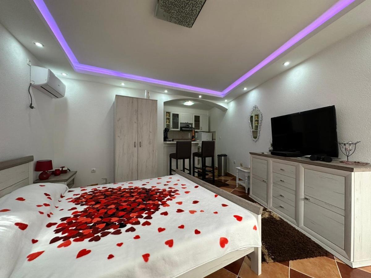 Sunshine Apartment With Private Pool And Parking โกตอร์ ภายนอก รูปภาพ