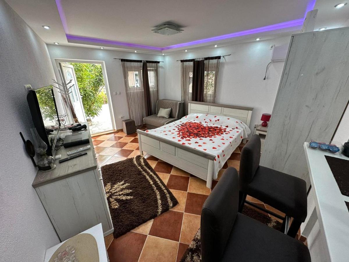 Sunshine Apartment With Private Pool And Parking โกตอร์ ภายนอก รูปภาพ